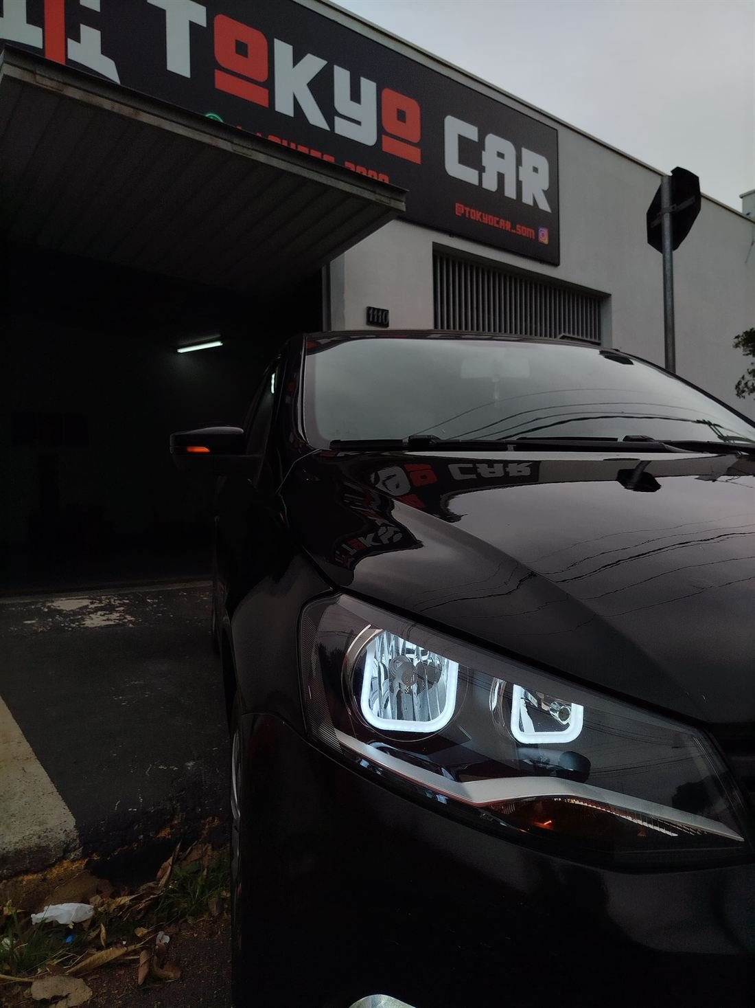 Fachada da Tokyo Car em Salto/SP com um carro de farol em LED na frente