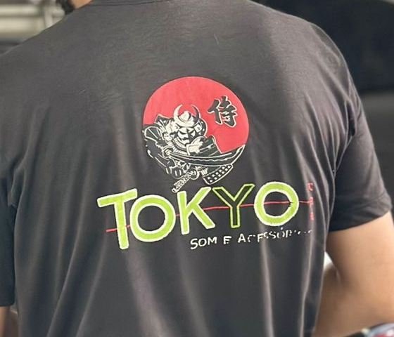 Logo antiga da Tokyo Car estampada nas costas do uniforme do Jakson
