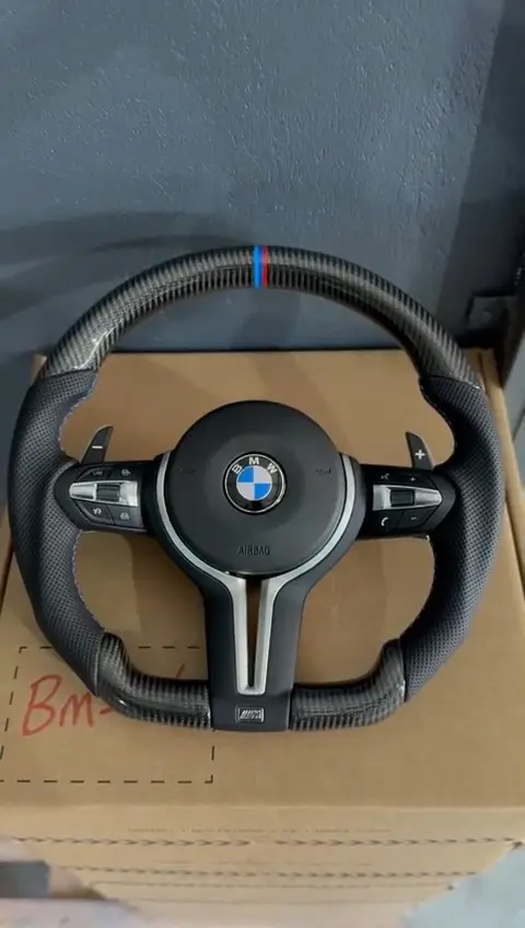Volante esportivo BMW em fibra de carbono