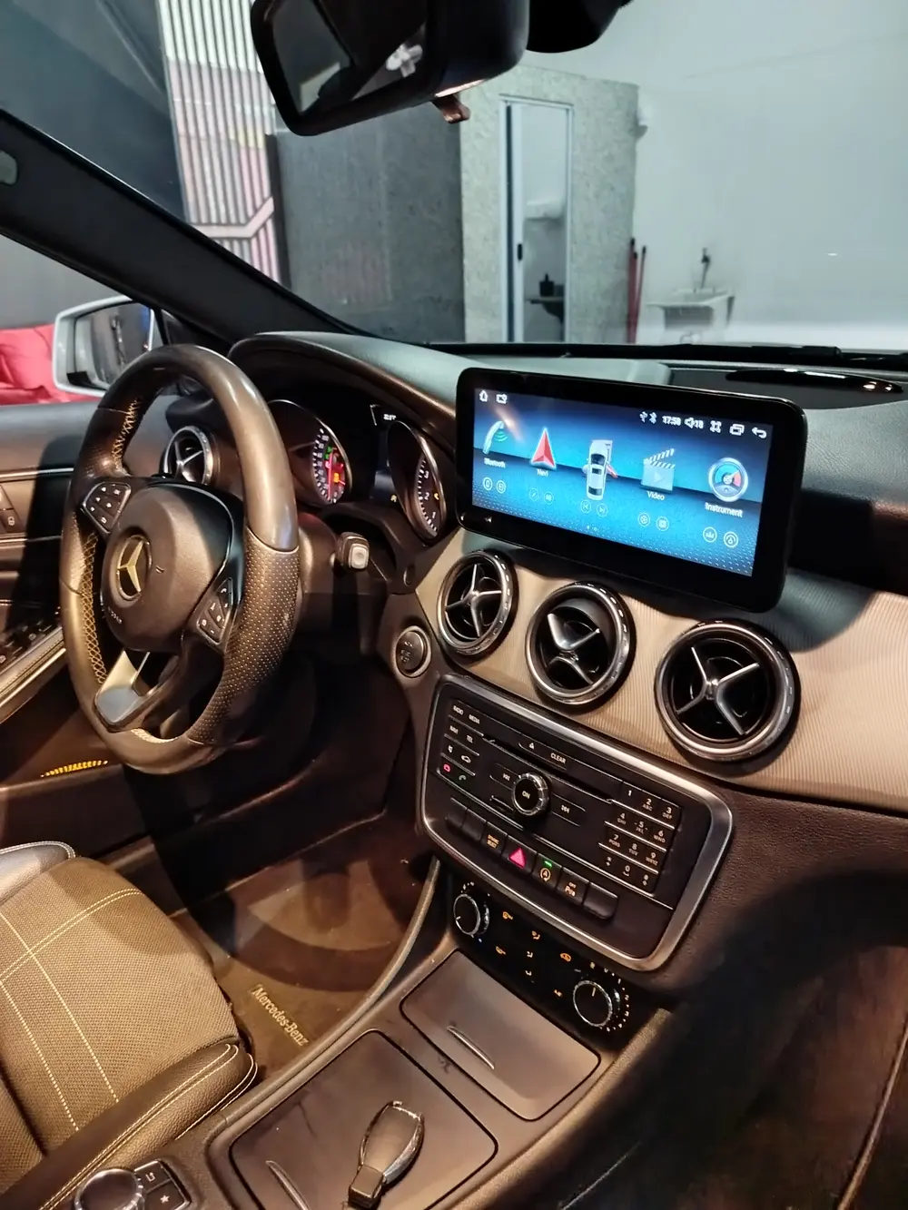 Central multimídia instalada em Mercedes-Benz, vista do banco do motorista