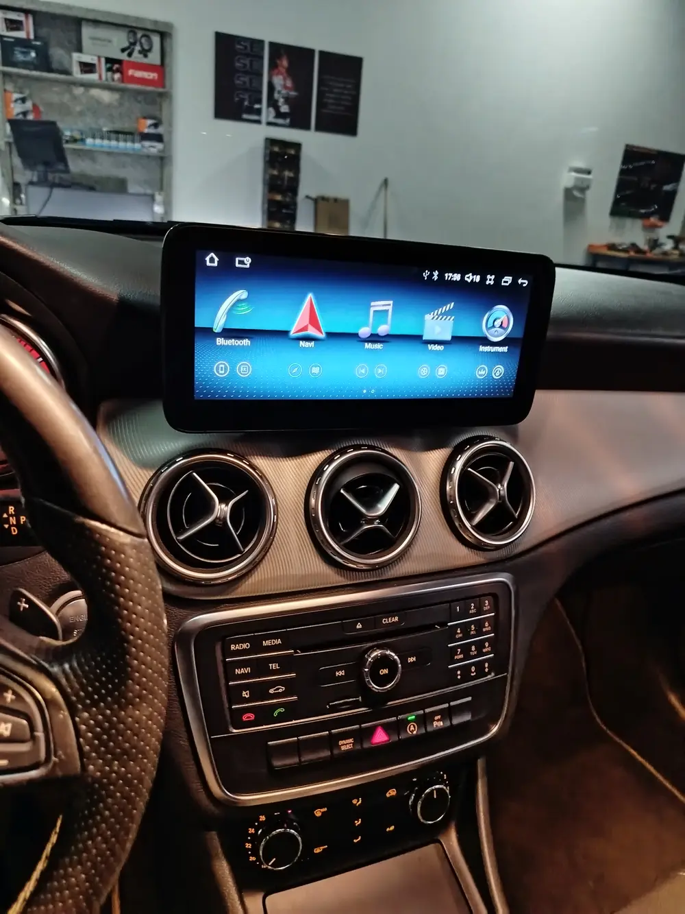 Tela da central multimídia ligada no painel de um Mercedes-Benz