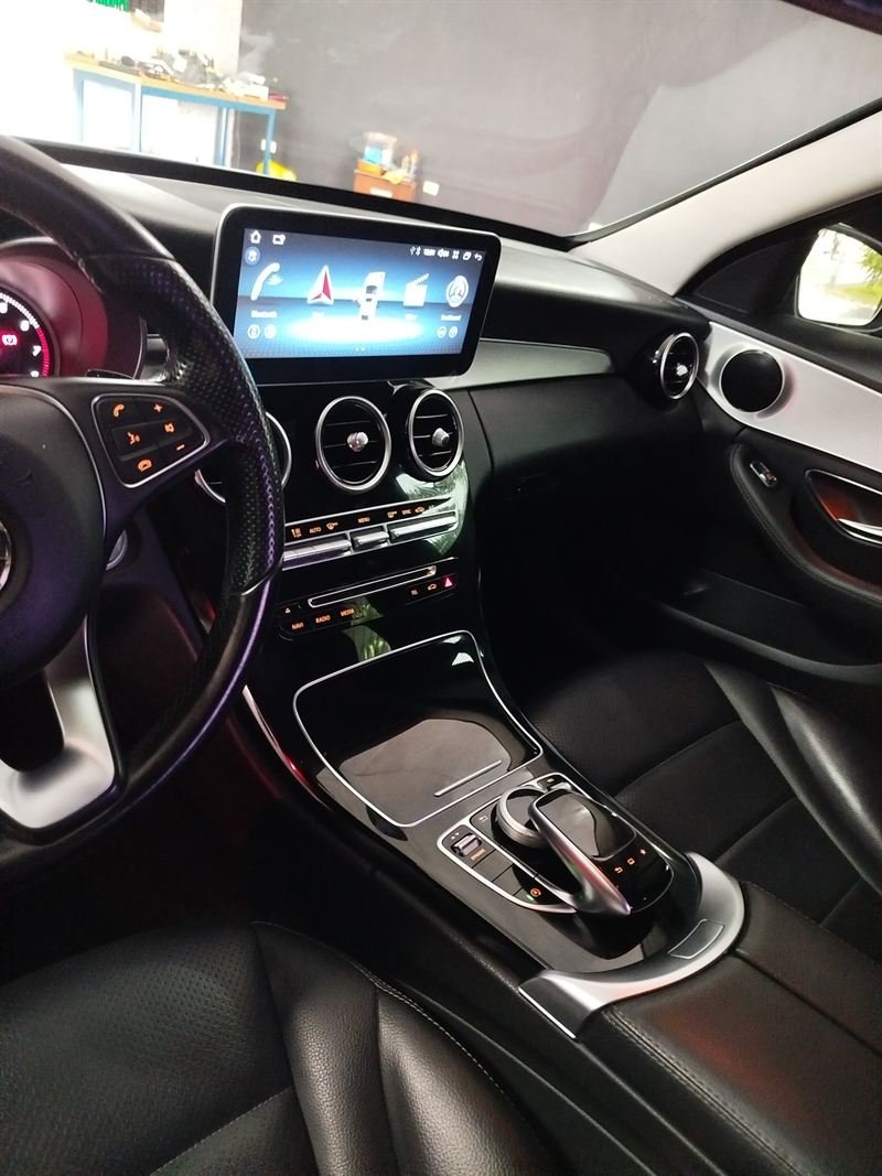 Multimídia de tela larga instalada em Mercedes-Benz Classe C